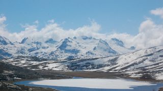 Le lac de Nino est un des plus beaux lacs de Corse, souvent recouvert de neige en hiver.