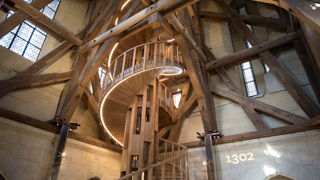 L'intérieur de la cathédrale Notre-Dame de Paris.