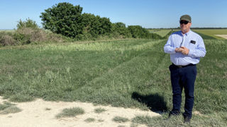 François Mercier, agriculteur à Saint Martin sur le Pré devant des aménagements favorables à la biodiversité