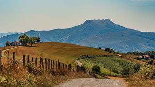 Dans la campagne basque, les randonnées sont au programme. La plus célèbre mène au sommet de la Rhune, perchée à 950 mètres.