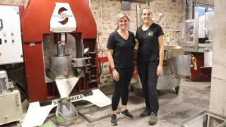 Ludovic Belle et Dorothée Locatelli invitent les visiteurs à déambuler sur leur ferme où des panneaux explicatifs et des maquettes détaillent les étapes du cycle de la noix.