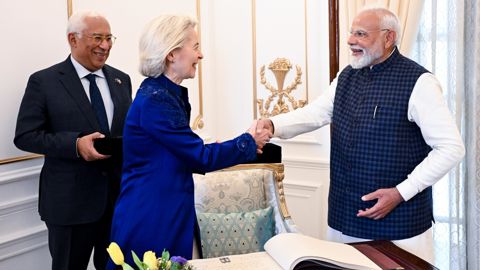 De gauche à droite : Antonio Costa, président du Conseil européen, Ursula von der Leyen, présidente de la Commission européenne et Narendra Modi, Premier ministre de l'Inde le 24 janvier 2026 à New Delhi.