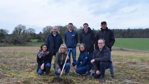 Le lancement de Covalo Ouest s’est déroulé, lundi 26 janvier, à Baugé-en-Anjou (Maine-et-Loire), sur l’exploitation de Jean-Marie Rousteau (en haut, à dr.), adhérent de Terrena.