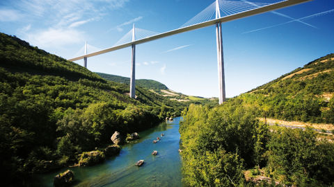 Le viaduc de Millau est le pont à haubans le plus haut du monde.
