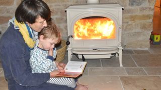 Selon l’Ademe, un poêle moderne performant peut diviser par quinze ses émissions par rapport aux modèles obsolètes.