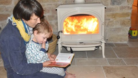 Selon l’Ademe, un poêle moderne performant peut diviser par quinze ses émissions par rapport aux modèles obsolètes.