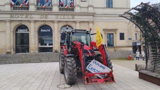 Des dizaines de rassemblements ont eu lieu le 7 février 2026 pour protester contre « les lois Duplomb » comme ici à Laval en Mayenne.