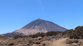 Le volcan, au centre du parc, est visible depuis quasiment n’importe où sur l’île. Il est également le plus haut sommet d’Espagne, pays auxquelles appartiennent les îles Canaries.