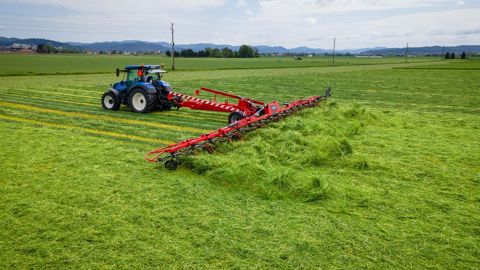 Afin de supporter les contraintes sur une largeur aussi importante, la faneuse Spider HD Sip de 17 mètres est équipée de rails de protection liés qui augmentent sa rigidité.