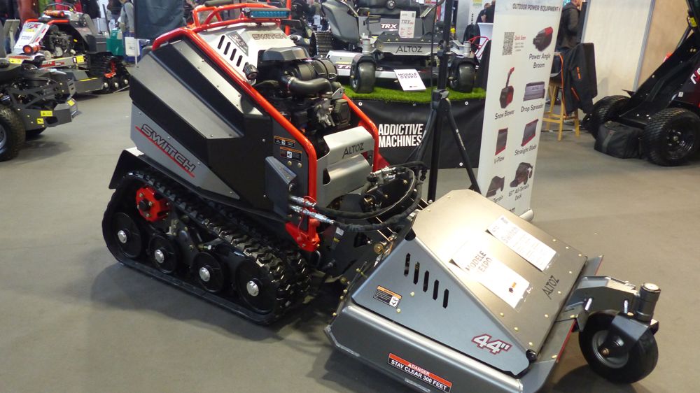 Le stand Axxo sur Paysalia avec le porte-outil Switch équipée d'une unité de coupe de 112 cm spécialisée pour les travaux tout-terrain.