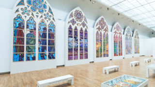 Hautes de sept mètres, les maquettes des vitraux conçus par Claire Tabouret pour la nef de Notre-Dame-de-Paris sont exposées jusqu’à la mi-mars au Grand Palais, à Paris.