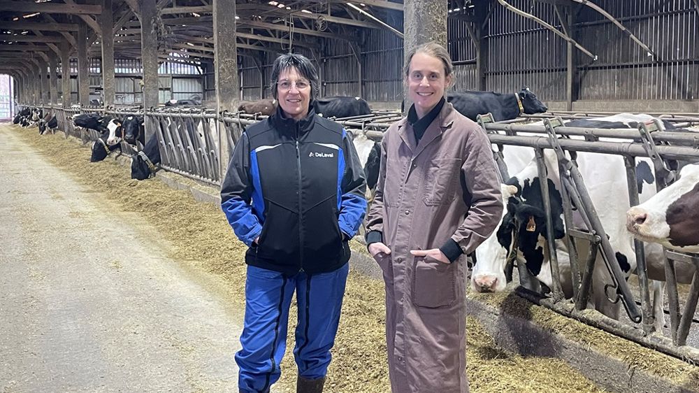 A gauche, Fabienne Presse (éleveuse laitière), à droite Nelly Hanser (vétérinaire).