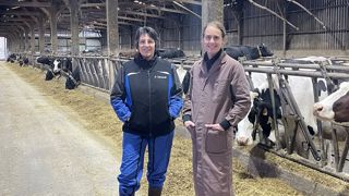 A gauche, Fabienne Presse (éleveuse laitière), à droite Nelly Hanser (vétérinaire).