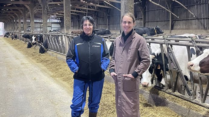 A gauche, Fabienne Presse (éleveuse laitière), à droite Nelly Hanser (vétérinaire).