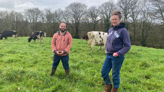 « Nous sommes sur un système herbager et bocager qui permet aux animaux de s’abriter grâce aux talus et aux arbres, en toute saison », expliquent Marie-Anne Prima et Félice Branger, installés à Rostrenen dans les Côtes-d’Armor.