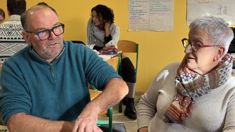 Romain profite de la rencontre pour donner des conseils aux jeunes sur leur projet.