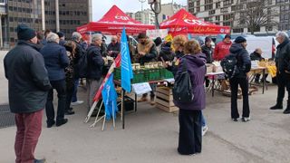 Jusqu'en milieu d'après-midi, des agriculteurs vendent des produits paysans sur un marché improvisé devant la gare Montparnasse.