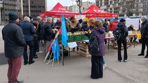 Jusqu'en milieu d'après-midi, des agriculteurs vendent des produits paysans sur un marché improvisé devant la gare Montparnasse.