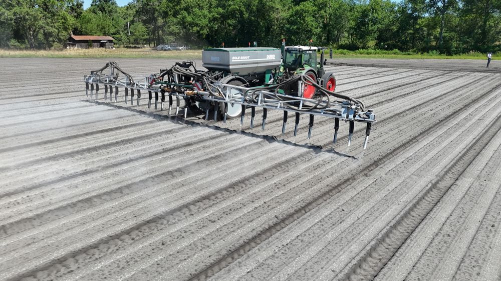 La SCEA Pot au Pin a opté pour un distributeur d’engrais semi-porté à rampe pour fertiliser ses cultures de carottes et de poireaux.