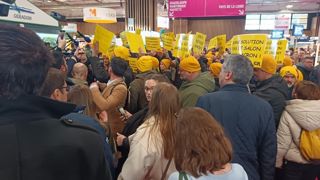 La Coordination rurale a finalement accepté de rencontrer le président de la République lors de l'inauguration du Salon de l'agriculture, non sans avoir manifesté dans les allées.