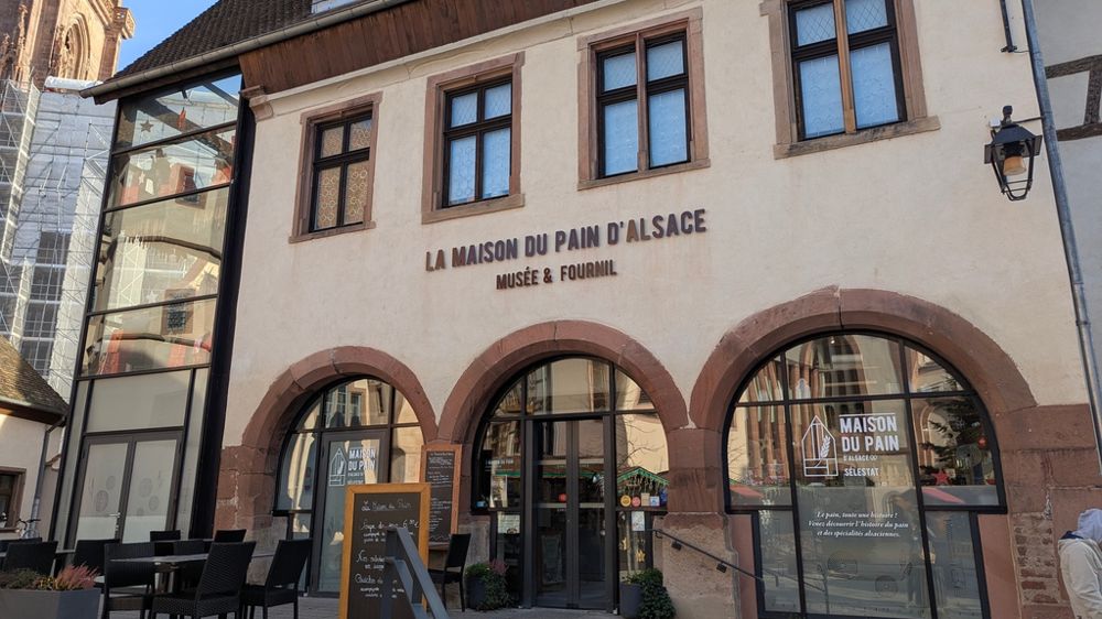 La Maison du pain est idéalement située au centre-ville de Sélestat, dans une bâtisse qui date du XVIe siècle, lui donnant un cachet particulier.