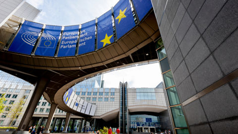 Le Parlement européen a suspendu la procédure de mise en œuvre de l'accord négocié en juillet 2025 entre l’Union européenne et les États-Unis.