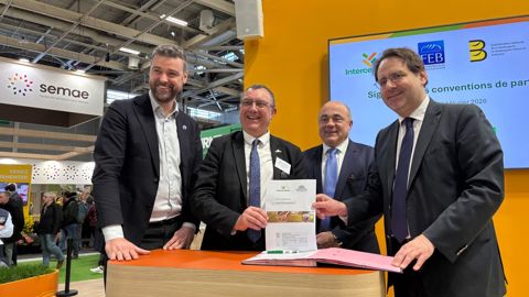 De gauche à droite : Paul Boivin (FEB), Benoît Piétrement (Intercéréales), Dominique Anract (CNBPF) et Matthias Fekl (Brasseurs de France), à l'occasion de la signature des trois conventions, mardi 24 février, à Paris.