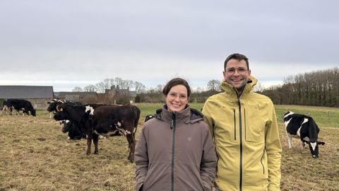 Jules et Apolline sont installés à la ferme du Bois-Frican depuis janvier 2025. Pour le moment, l'exploitation est exclusivement laitière, mais ils ont un projet d'accueil à la ferme pour les années à venir.