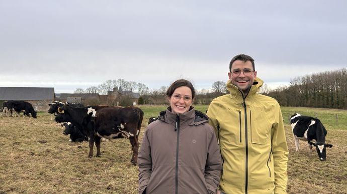 Jules et Apolline sont installés à la ferme du Bois-Frican depuis janvier 2025. Pour le moment, l'exploitation est exclusivement laitière, mais ils ont un projet d'accueil à la ferme pour les années à venir.