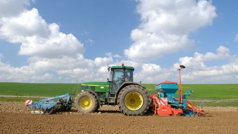 Pour implanter le lin fibre de printemps, le lit de semences ne doit pas aller au-delà de 5 cm afin  d'assurer une bonne homogénéité du peuplement.