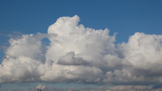 Nuage dans ciel bleu