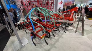 Le déchaumeur Super Maxx 60-5 CultiSem travaille sur une largeur de 6 mètres et 5 rangs.