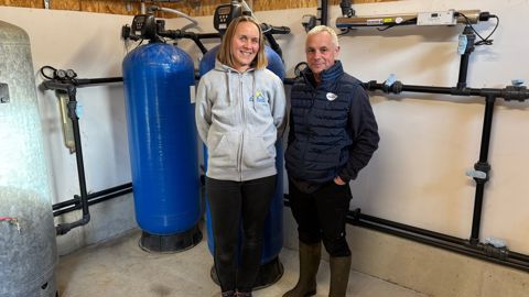 Marylise et Jean-Luc Raymond sont ravis de donner une eau propre à leurs vaches tout en économisant des milliers d'euros.