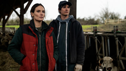 Ana Girardot interprète Audrey, une jeune cheffe de rayon souhaitant développer l'offre de produits laitiers locaux et biologiques, en soutien à son frère - interprété par Julien Frison, éleveur laitier sur la ferme familiale normande.