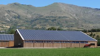 Quand toiture en fibres-ciment rime avec photovoltaïque