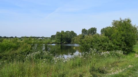 Sur le bassin versant de l’Oudon, 90 % des volumes d’eau sont prélevés dans des plans d’eau, dont la quasi-totalité sont connectés (cours d'eau, nappes ou fossés).
