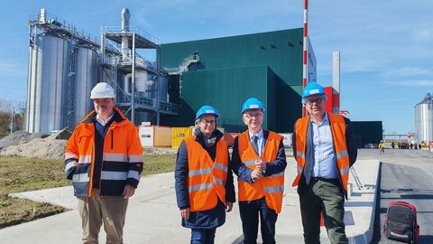 Alexis Duval, cofondateur d'Intact, Valérie Leguereau, administratrice d'Axéréal, François Bonneau, président de la Région Centre-Val de Loire, et Olivier Legrand, administrateur d'Axéréal, mardi 17 mars, lors d'une visite de l'usine Intact à Baule (Loiret).