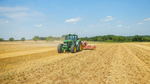 Semis direct d'une interculture dans des chaumes de blé ou d'orge. Les couverts végétaux permettent de capter le CO2 de l’air. Lorsqu’ils sont détruits, une partie du carbone est séquestré, s’intégrant à la matière organique du sol.