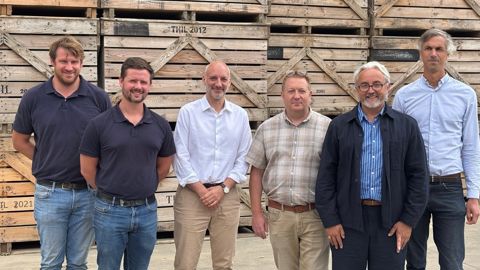 De gauche à droite : Florent Loobuyck, agriculteur, Raphaël Quétier, ATE Natup, François Johnston, spécialiste de l'économie de la fonctionnalité et de la coopération, Sébastien Pirart, responsable appro productions végétales NatUp,  Eric Martineau, député de la Sarthe, et Laurent Lemarchant, directeur de la coopérative.