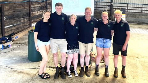 Bankhead Farm : Gill et Alistair Cliff (au centre), éleveurs laitiers au Nord ou