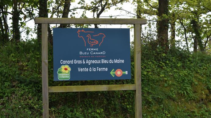 Le nom d’une ferme (ici La Ferme Bleu Canard, en Mayenne) véhicule son identité.