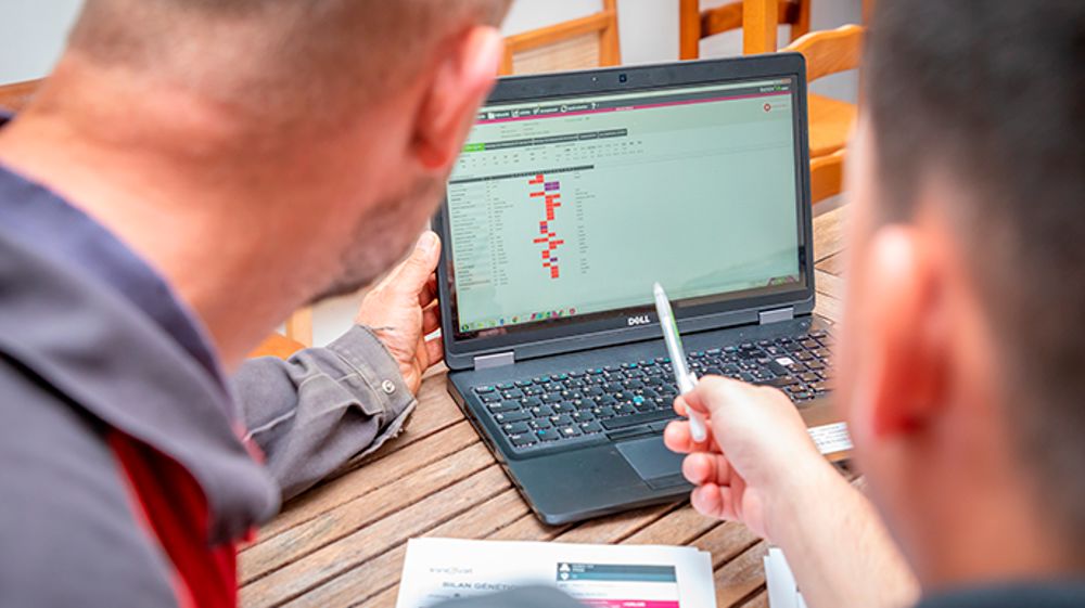 Les indicateurs NEO enrichissent l’expertise technique. Ici, la prise en compte des données d’abreuvement du troupeau laitier lors de la visite conseil.  