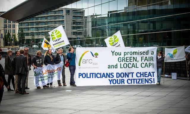 Manifestation d'Arc 2020 devant le siège du Conseil européen à Luxembourg.