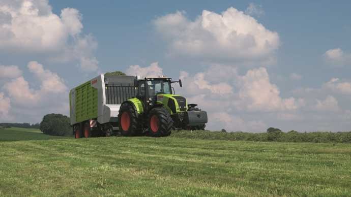 Tracteur Claas Axion 820 au champ