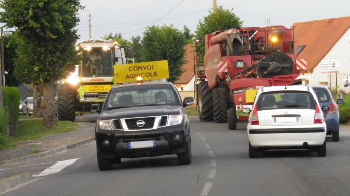 Moissonneuse batteuse - convoi agricole durant la moisson - circulation routière