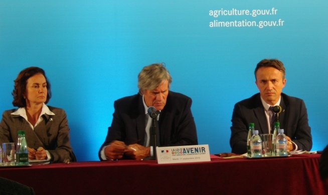Stéhane Le Foll ministre de l'Agriculture entouré de deux de ses conseillers.