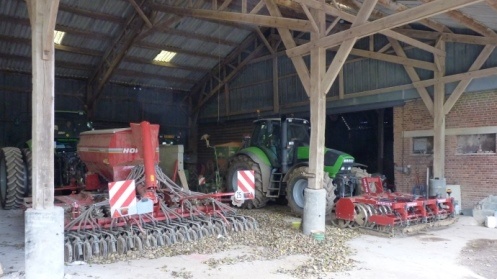 Les deux semoirs sont attelés en attendant le retour de conditions propices à l'un des deux. Les deux semoirs sont attelés en attendant le retour de conditions propices à l'un des deux.