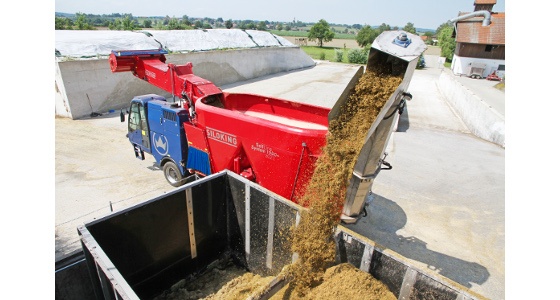 mélangeuse automotrice Siloking alimentant un méthaniseur