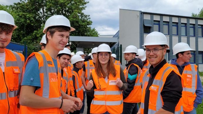 À partir de la rentrée 2022 et avant de proposer des projets, la classe de BTS AP est venue à plusieurs reprises sur site visiter le chantier, prendre des mesures et des photos du Forum. En parallèle, les BTS ont échangé par mail avec les experts d’Egger.