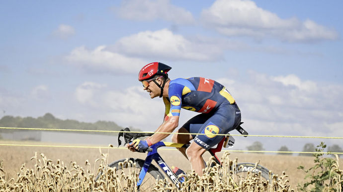 Le 7 juillet 2024, des blés et de la poussière accueillent Jasper Stuyden autour de Troyes.